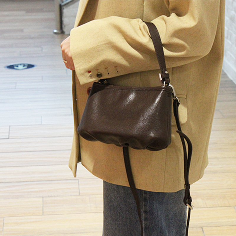 Női crossbody válltáska, első réteg marhabőrből, vízszintes négyzetes forma, cipzáras nyitás, belső cipzáras zseb, bélés poliészter-cotton