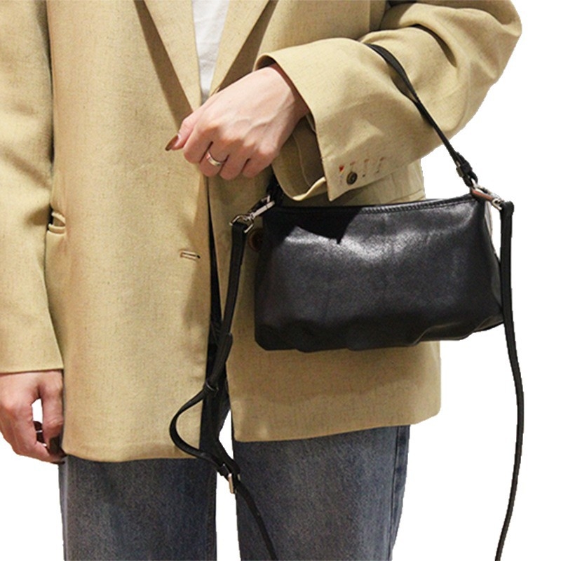 Női crossbody válltáska, első réteg marhabőrből, vízszintes négyzetes forma, cipzáras nyitás, belső cipzáras zseb, bélés poliészter-cotton