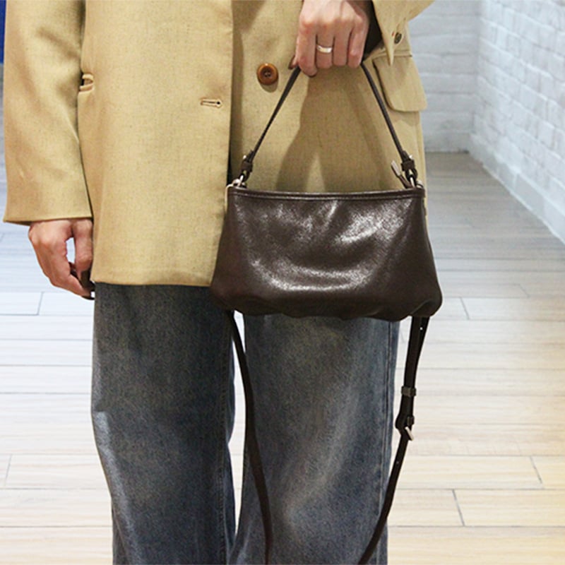 Női crossbody válltáska, első réteg marhabőrből, vízszintes négyzetes forma, cipzáras nyitás, belső cipzáras zseb, bélés poliészter-cotton