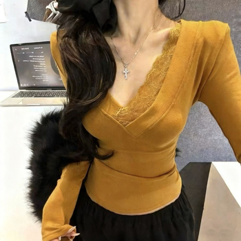 Poliester majica s V-izrezom, dugi rukav, slim fit, patchwork, standardna duljina, jesenska 2025 kolekcija.