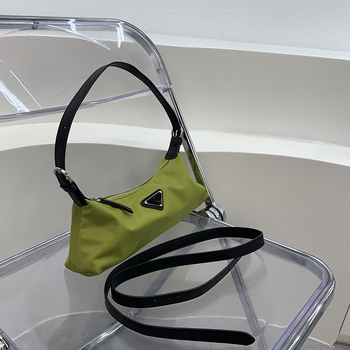 Τσαντάκι για κάτω από τον βραχίονα από Oxford ύφασμα, με μισοφέγγαρο σχήμα, φερμουάρ ανοικτό και εσωτερική τσέπη με φερμουάρ — στυλ Urban Minimalism