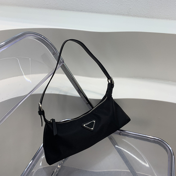 Τσαντάκι για κάτω από τον βραχίονα από Oxford ύφασμα, με μισοφέγγαρο σχήμα, φερμουάρ ανοικτό και εσωτερική τσέπη με φερμουάρ — στυλ Urban Minimalism