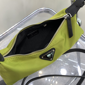 Τσαντάκι για κάτω από τον βραχίονα από Oxford ύφασμα, με μισοφέγγαρο σχήμα, φερμουάρ ανοικτό και εσωτερική τσέπη με φερμουάρ — στυλ Urban Minimalism