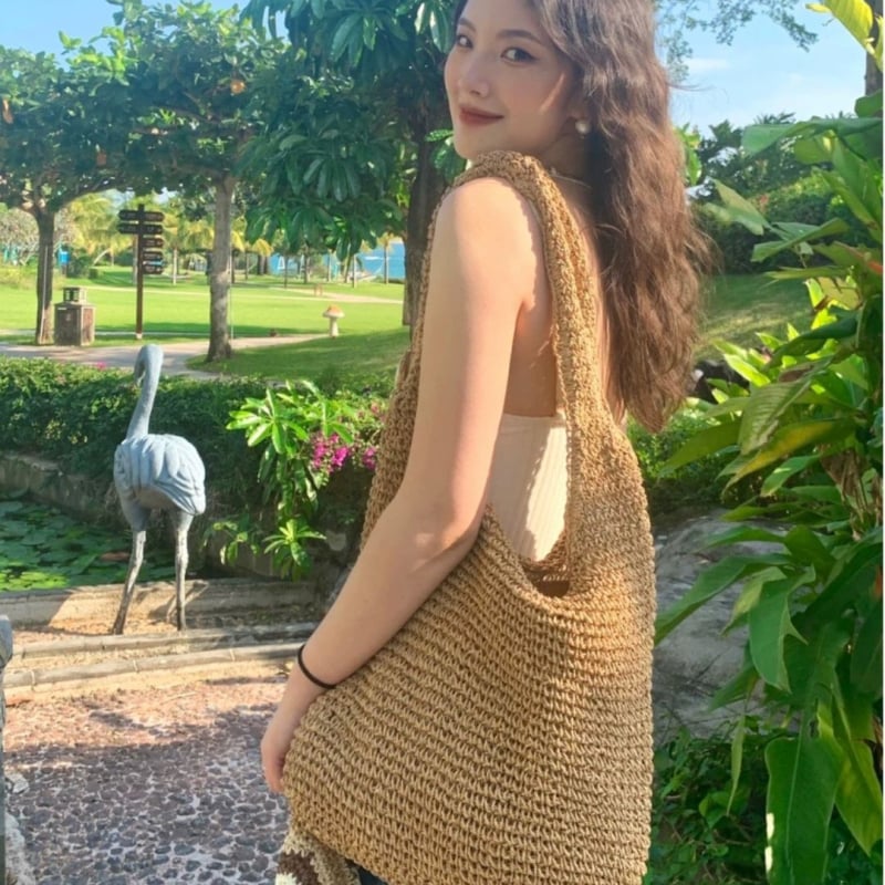 Pletena papirnata torba, vertikalno kvadratnog oblika, zatvaračem, za rekreacijska putovanja