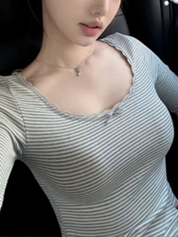 Poliesterska majica s dugim rukavima, okrugli izrez, s izvezenim detaljem, kapuljačom, uskim krojem, casual stil