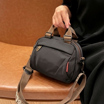 Crossbody torba s svilenim cvjetnim uzorkom, jastučast oblik, poklopac otvaranje, trodimenzionalni dizajn