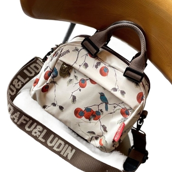 Crossbody torba s svilenim cvjetnim uzorkom, jastučast oblik, poklopac otvaranje, trodimenzionalni dizajn