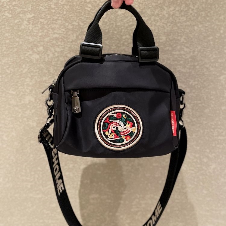 Crossbody torba s svilenim cvjetnim uzorkom, jastučast oblik, poklopac otvaranje, trodimenzionalni dizajn