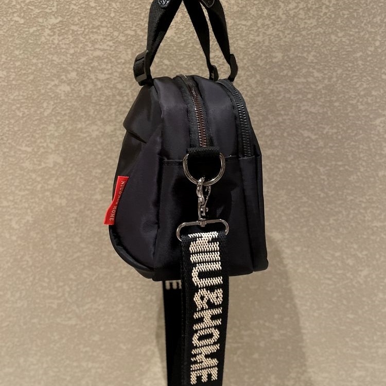 Crossbody torba s svilenim cvjetnim uzorkom, jastučast oblik, poklopac otvaranje, trodimenzionalni dizajn