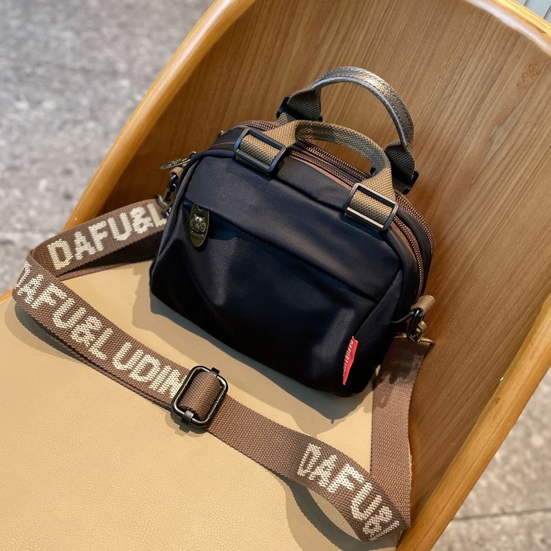 Crossbody torba s svilenim cvjetnim uzorkom, jastučast oblik, poklopac otvaranje, trodimenzionalni dizajn