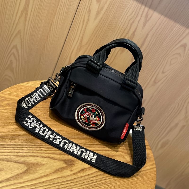 Crossbody torba s svilenim cvjetnim uzorkom, jastučast oblik, poklopac otvaranje, trodimenzionalni dizajn