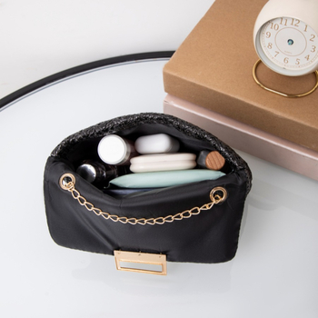 Crossbody torba od PVC-a, lančani remen, magnetska kopča, vodoravan četvrtast oblik, ljetna verzija 2024