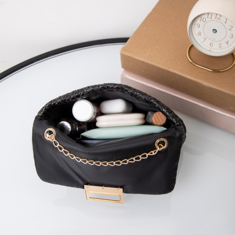 Crossbody torba od PVC-a, lančani remen, magnetska kopča, vodoravan četvrtast oblik, ljetna verzija 2024