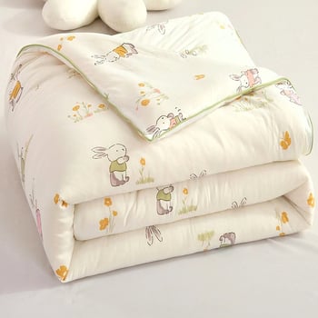 Детска завивка: плетен памук, пълнеж от соево влакно, тегло 1.5-2 кг, твил тъкане и quilt шевове, подходяща за всички сезони