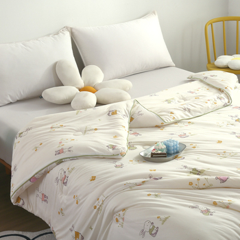 Детска завивка: плетен памук, пълнеж от соево влакно, тегло 1.5-2 кг, твил тъкане и quilt шевове, подходяща за всички сезони