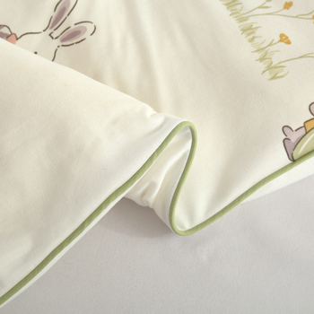 Детска завивка: плетен памук, пълнеж от соево влакно, тегло 1.5-2 кг, твил тъкане и quilt шевове, подходяща за всички сезони