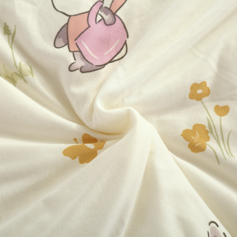 Детска завивка: плетен памук, пълнеж от соево влакно, тегло 1.5-2 кг, твил тъкане и quilt шевове, подходяща за всички сезони