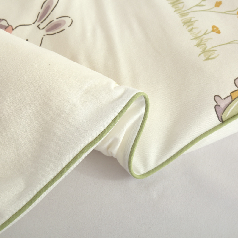 Детска завивка: плетен памук, пълнеж от соево влакно, тегло 1.5-2 кг, твил тъкане и quilt шевове, подходяща за всички сезони