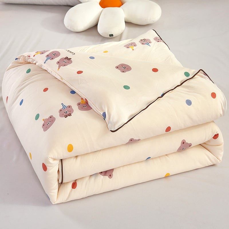Детска завивка: плетен памук, пълнеж от соево влакно, тегло 1.5-2 кг, твил тъкане и quilt шевове, подходяща за всички сезони