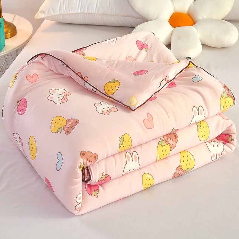 Детска завивка: плетен памук, пълнеж от соево влакно, тегло 1.5-2 кг, твил тъкане и quilt шевове, подходяща за всички сезони