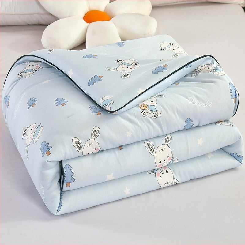 Детска завивка: плетен памук, пълнеж от соево влакно, тегло 1.5-2 кг, твил тъкане и quilt шевове, подходяща за всички сезони
