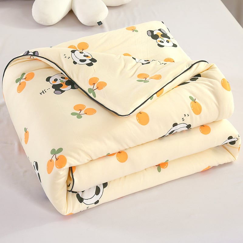 Детска завивка: плетен памук, пълнеж от соево влакно, тегло 1.5-2 кг, твил тъкане и quilt шевове, подходяща за всички сезони