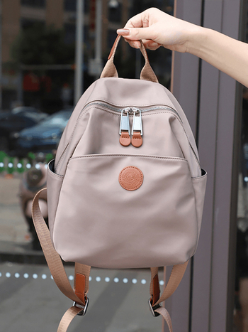 Ghiozdan pentru utilizare zilnică — impermeabil, material Oxford, închidere cu fermoar, design tridimensional, buzunare interioare: buzunar cu fermoar, buzunar pentru telefon, buzunar pentru ID