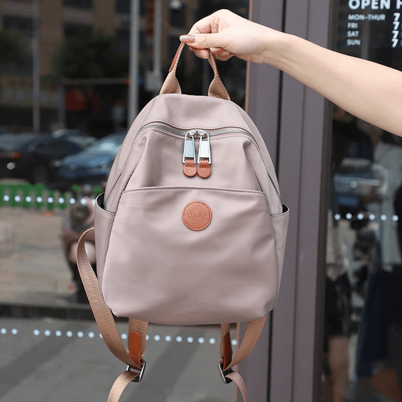 Ghiozdan pentru utilizare zilnică — impermeabil, material Oxford, închidere cu fermoar, design tridimensional, buzunare interioare: buzunar cu fermoar, buzunar pentru telefon, buzunar pentru ID