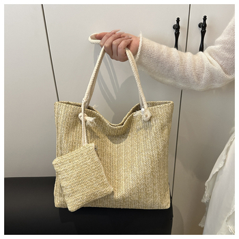 Tote torba od slame, u street fashion stilu, horizontalnog kvadratnog oblika, magnetska kopča
