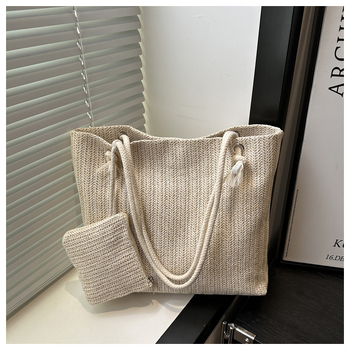 Tote torba od slame, u street fashion stilu, horizontalnog kvadratnog oblika, magnetska kopča