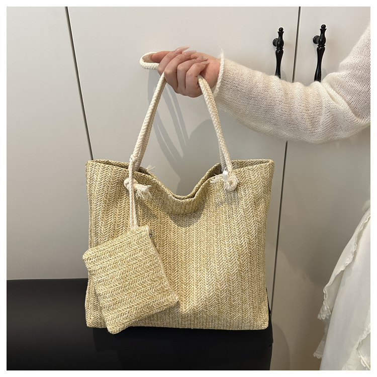 Tote torba od slame, u street fashion stilu, horizontalnog kvadratnog oblika, magnetska kopča