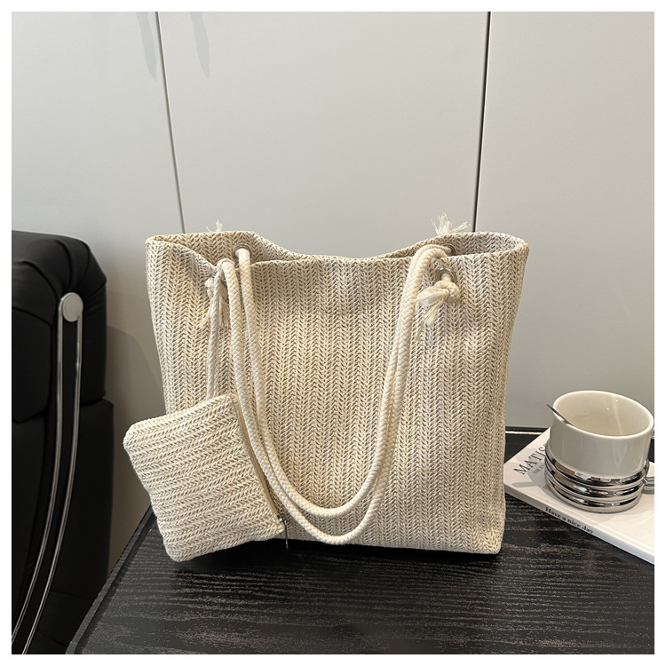 Tote torba od slame, u street fashion stilu, horizontalnog kvadratnog oblika, magnetska kopča