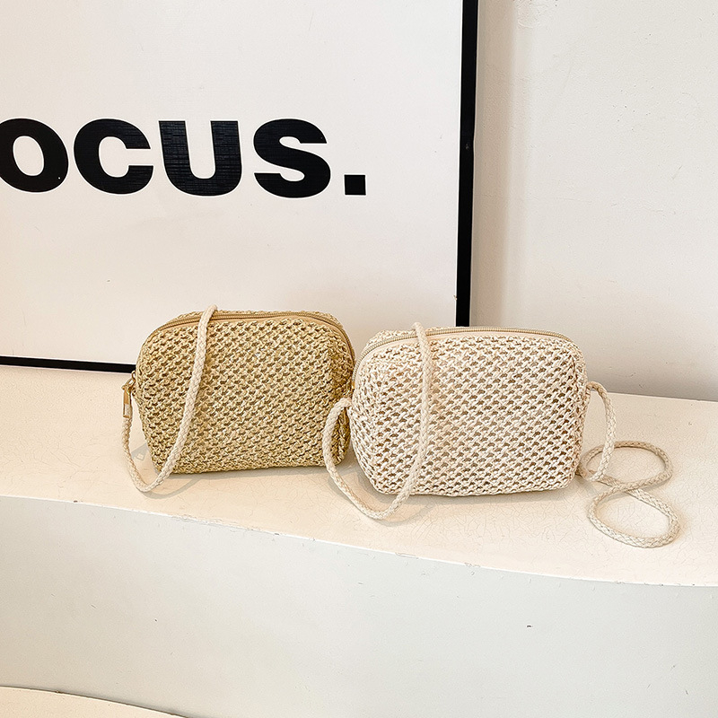 Ručno tkana crossbody torba, kvadratnog oblika, zatvarač, jedna naramenica, unutarnji džep za telefon (Materijal: ručno tkana; Oblik: kvadratni; Zatvaranje: zatvarač; Remen: jedan; Unutarnji džep za telefon)