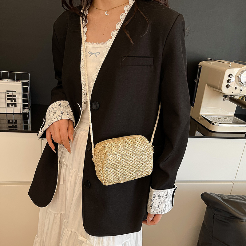 Ručno tkana crossbody torba, kvadratnog oblika, zatvarač, jedna naramenica, unutarnji džep za telefon (Materijal: ručno tkana; Oblik: kvadratni; Zatvaranje: zatvarač; Remen: jedan; Unutarnji džep za telefon)