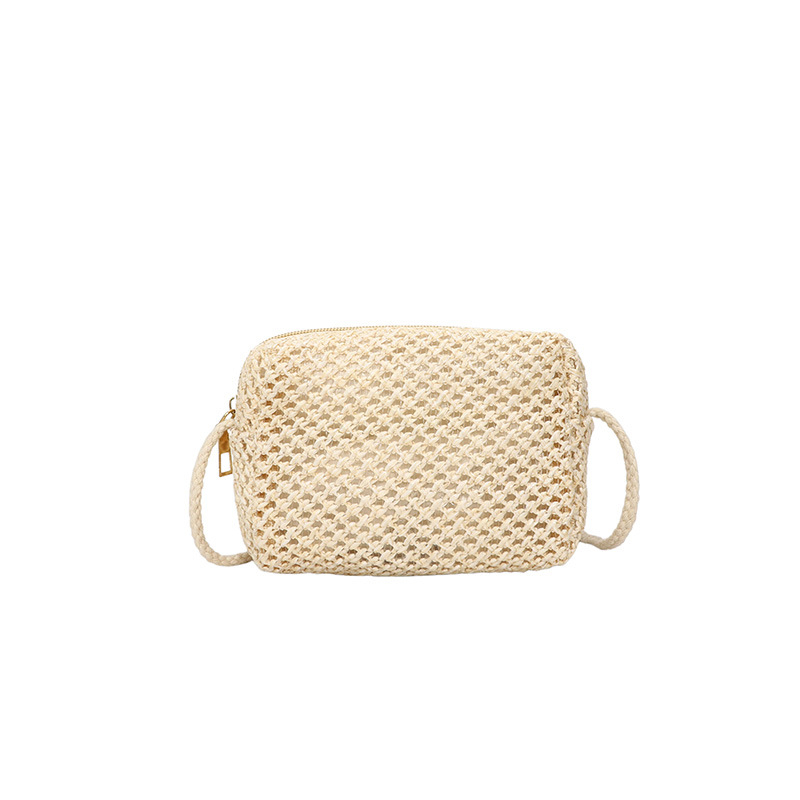 Ručno tkana crossbody torba, kvadratnog oblika, zatvarač, jedna naramenica, unutarnji džep za telefon (Materijal: ručno tkana; Oblik: kvadratni; Zatvaranje: zatvarač; Remen: jedan; Unutarnji džep za telefon)