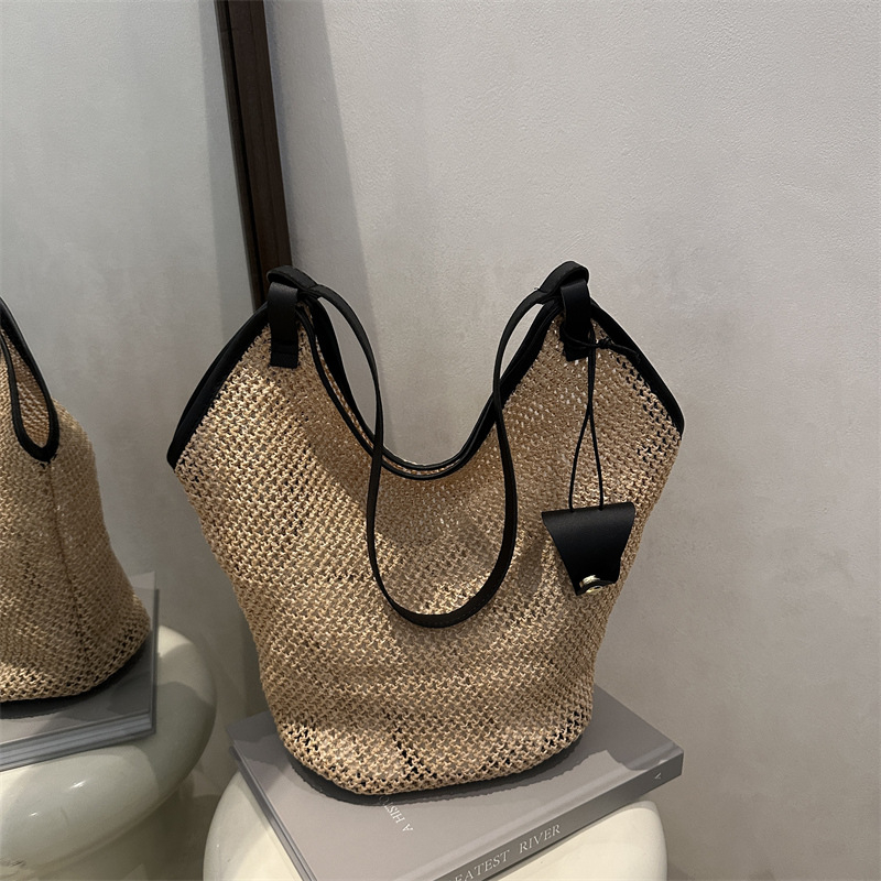 Bucket torba od slame, gradski stil, vodoravni kvadratni oblik, magnetska kopča, laminirani unutarnji džep s zatvaračem