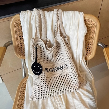 Tote táska, függőleges négyszögletes formájú, nyitott felső, dupla vállpánt, poliészter anyag és bélés