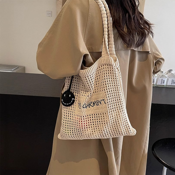 Tote táska, függőleges négyszögletes formájú, nyitott felső, dupla vállpánt, poliészter anyag és bélés