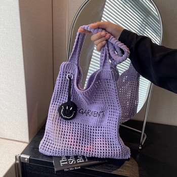 Tote táska, függőleges négyszögletes formájú, nyitott felső, dupla vállpánt, poliészter anyag és bélés