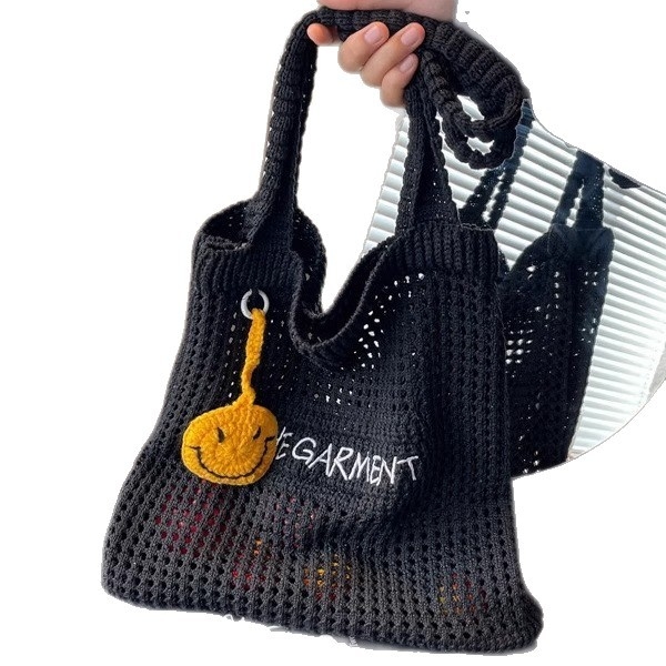 Tote táska, függőleges négyszögletes formájú, nyitott felső, dupla vállpánt, poliészter anyag és bélés