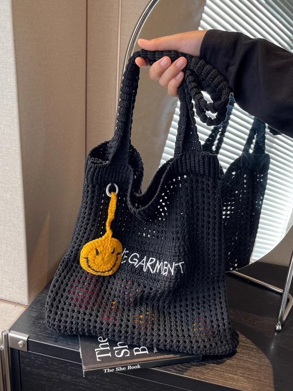 Tote táska, függőleges négyszögletes formájú, nyitott felső, dupla vállpánt, poliészter anyag és bélés