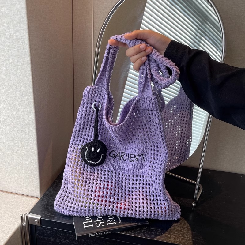 Tote táska, függőleges négyszögletes formájú, nyitott felső, dupla vállpánt, poliészter anyag és bélés