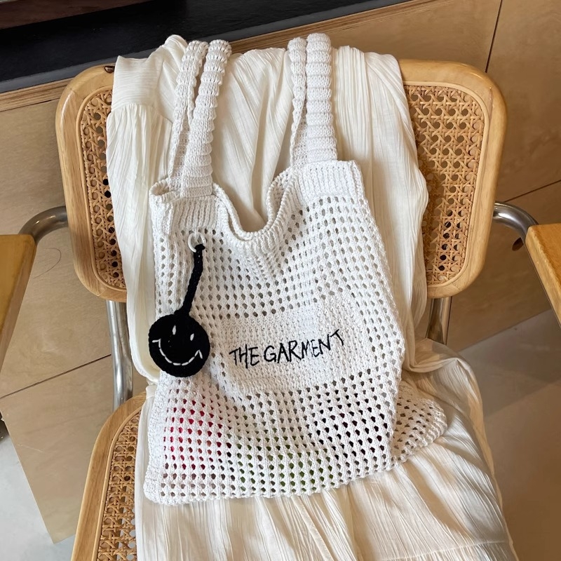 Tote táska, függőleges négyszögletes formájú, nyitott felső, dupla vállpánt, poliészter anyag és bélés