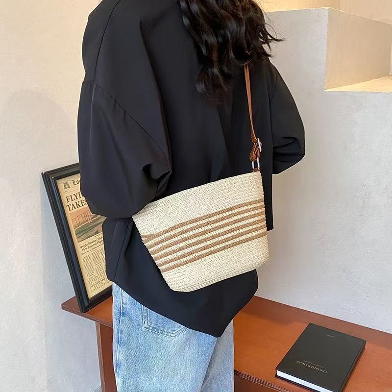 Ženska slamena bucket torba s crossbody naramenicom, zatvarač, poliester podstava, unutarnja ID pretinica, proljeće 2025