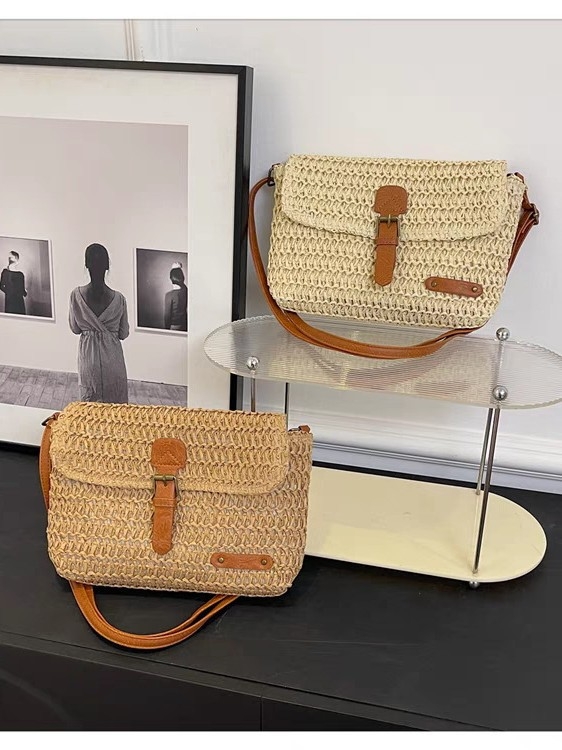Ženska pletena crossbody torba — gradski minimalistički stil, slamnat materijal, horizontalan kvadratni oblik, unutarnja džep sa zipom, podstava od poliestera, s jednim naramenicom, Zoe