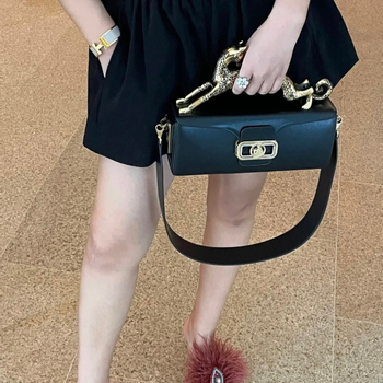 Geantă din piele naturală cu mâner leopard, formă pătrată orizontală, închidere cu capac, căptușeală din piele de miel, buzunar pentru telefon și buzunar cu fermoar în interior