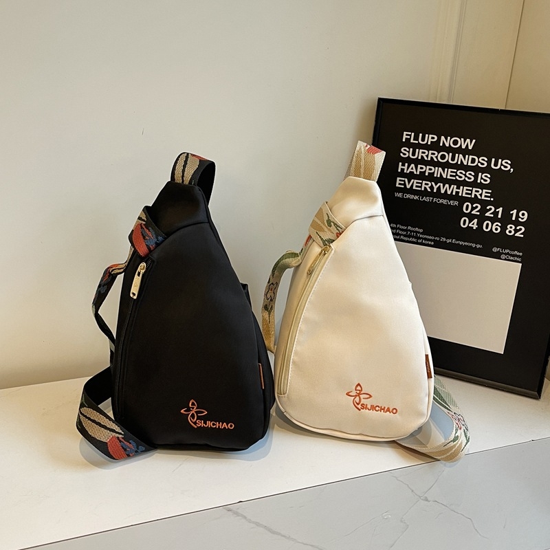 Casual urbana crossbody torba, platnena konstrukcija, zatvaranje na zip, poliester podstava, unutarnja struktura ID torba, proljetno izdanje 2024