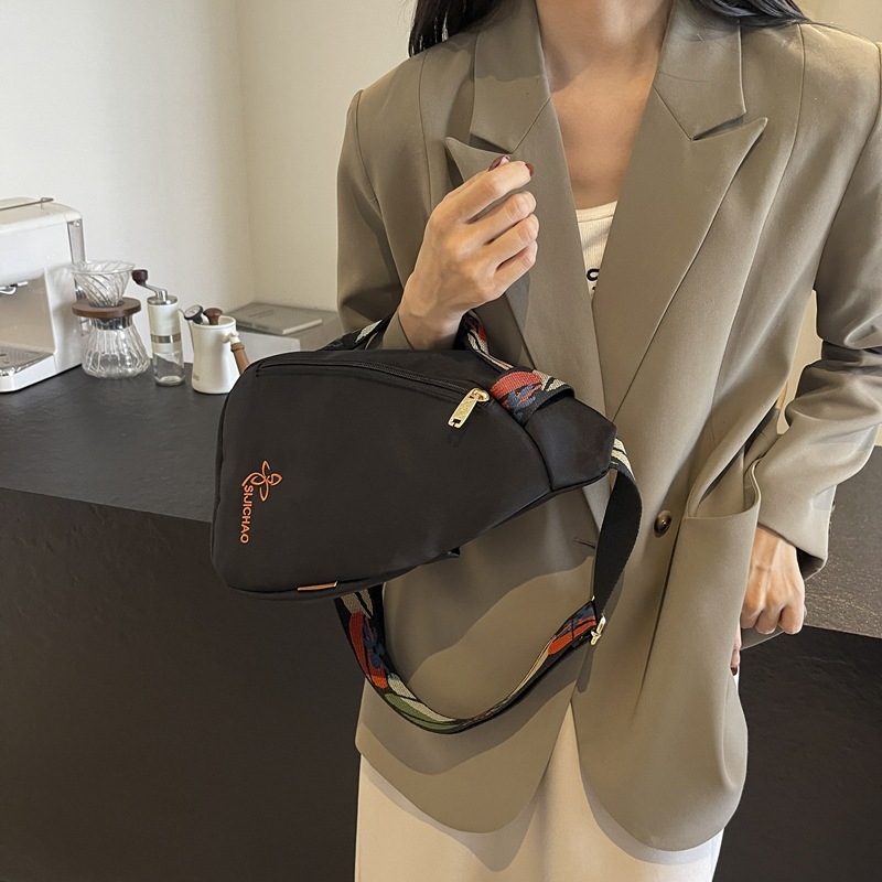 Casual urbana crossbody torba, platnena konstrukcija, zatvaranje na zip, poliester podstava, unutarnja struktura ID torba, proljetno izdanje 2024