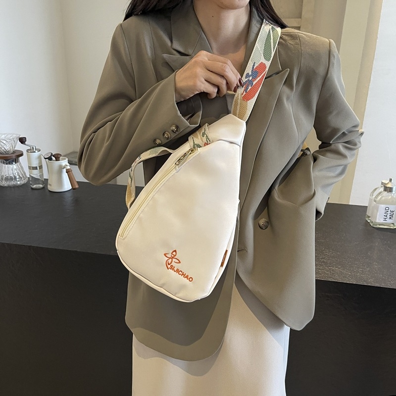 Casual urbana crossbody torba, platnena konstrukcija, zatvaranje na zip, poliester podstava, unutarnja struktura ID torba, proljetno izdanje 2024