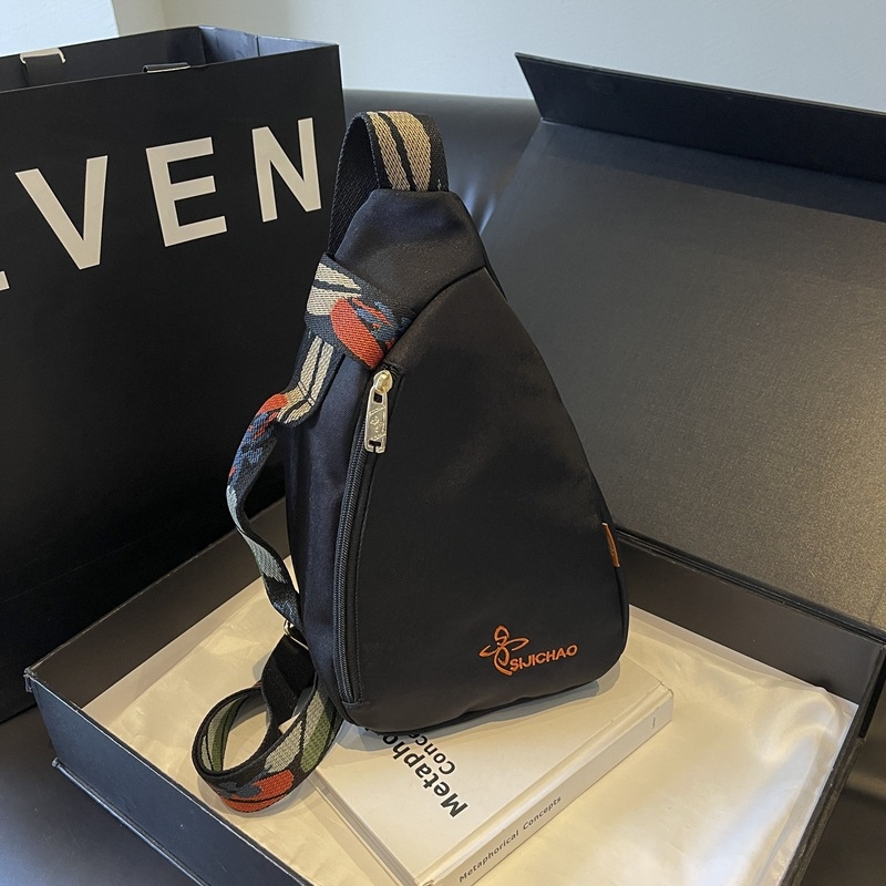 Casual urbana crossbody torba, platnena konstrukcija, zatvaranje na zip, poliester podstava, unutarnja struktura ID torba, proljetno izdanje 2024
